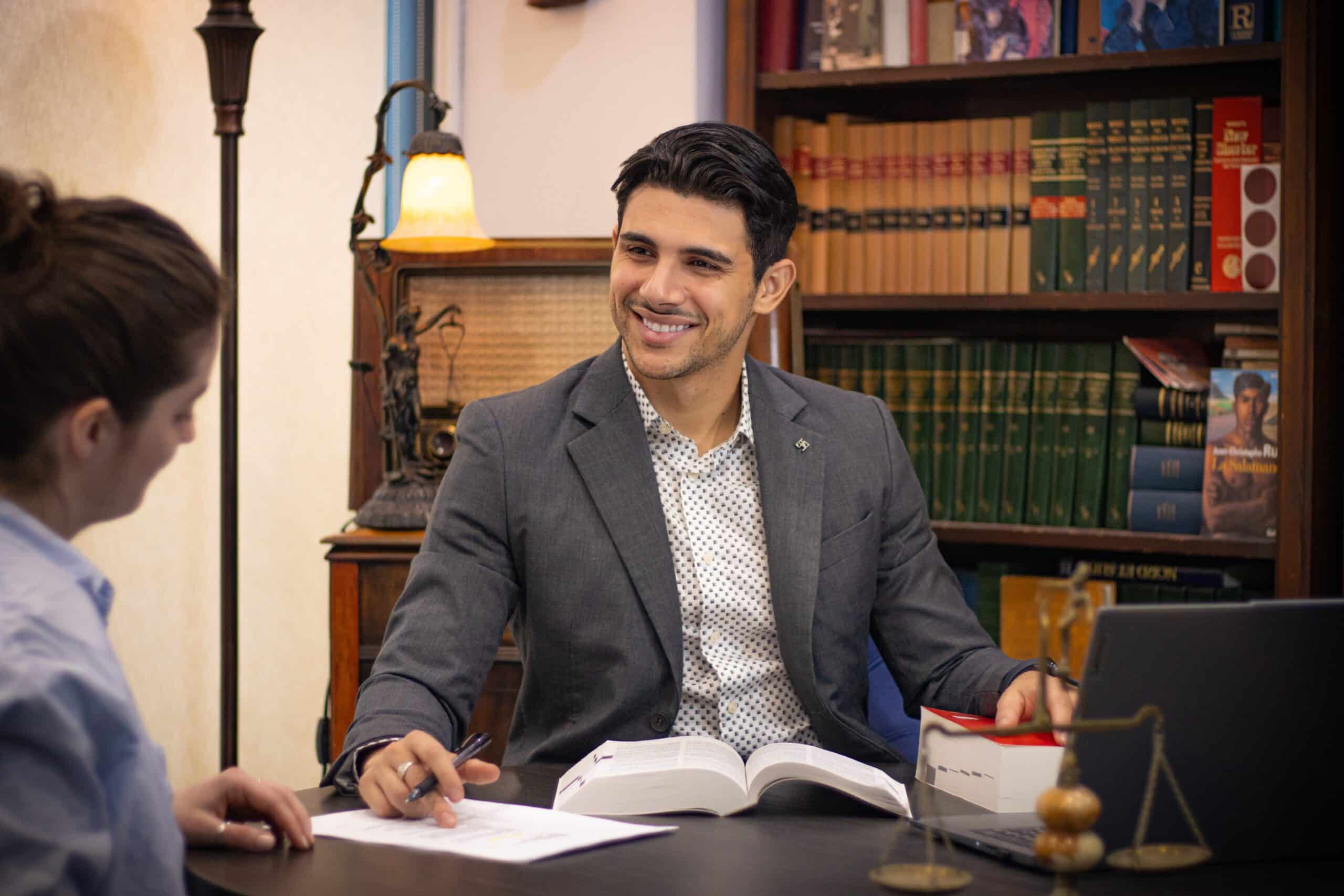 Me Samy Ziada, avocat à Montréal, en consultation avec un client